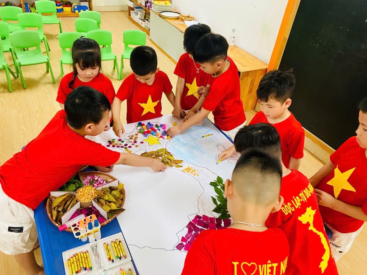 Các bé Trường Mầm non Sunrise, thành phố Yên Bái tham gia hoạt động ngoại khóa “Em yêu Tổ quốc Việt Nam”.